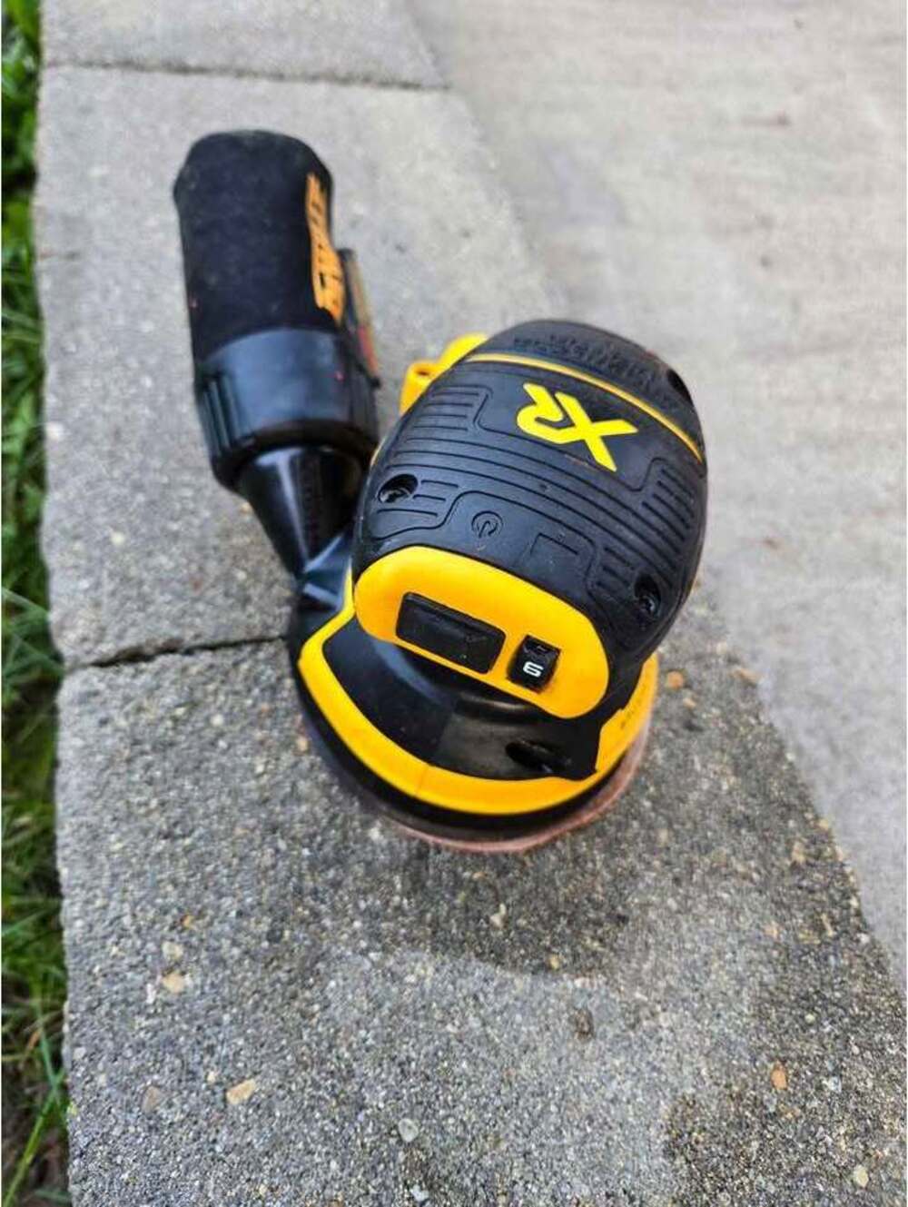 DEWALT 20V MAX XR 5-inch Random Orbit Sander